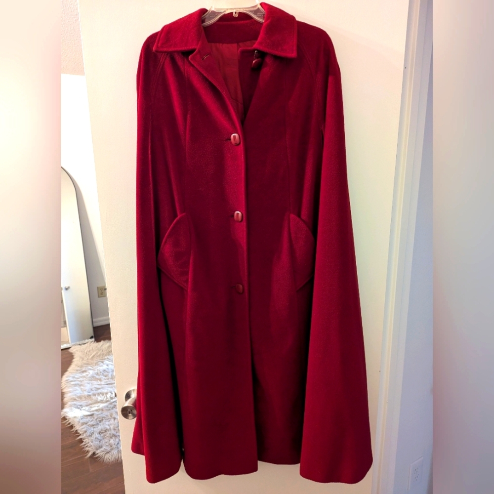 VINTAGE RED WOOL CAPE!!! Perfect for a fashionable winter wardrobe!